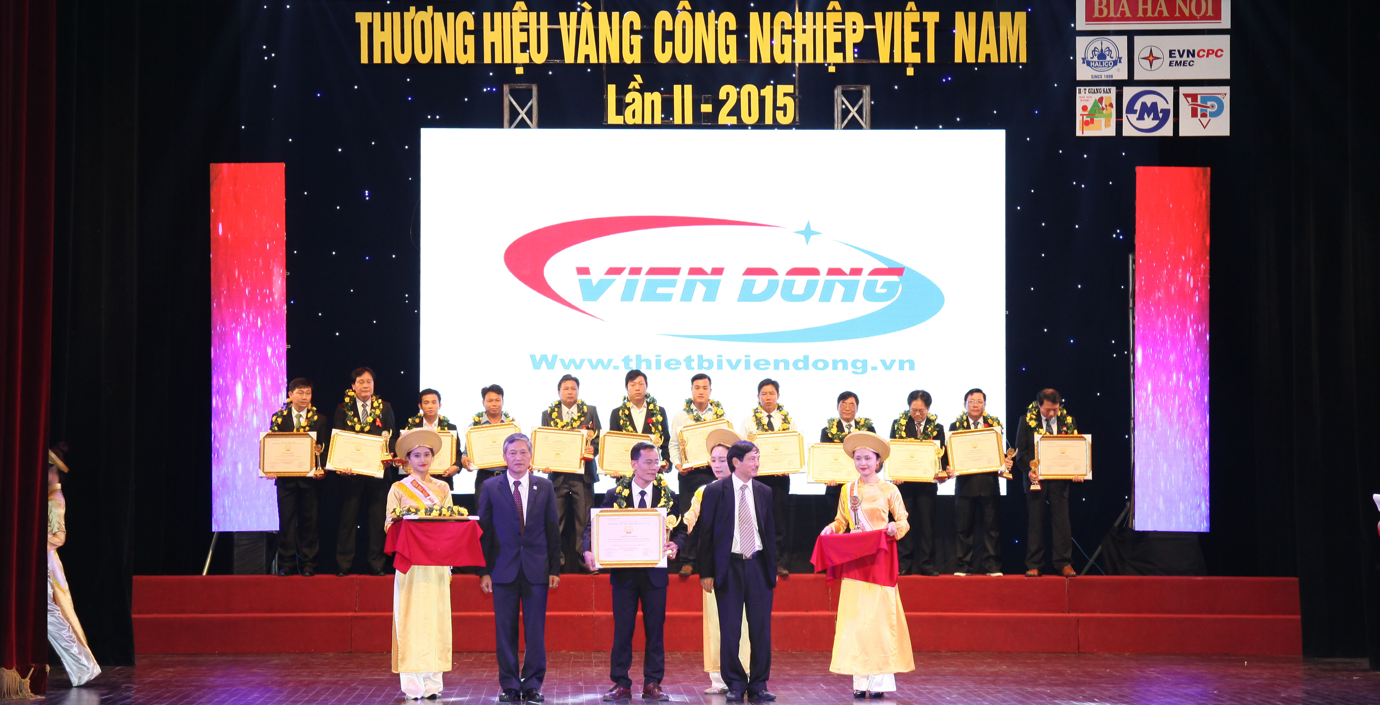 Viễn Đông nhận giải