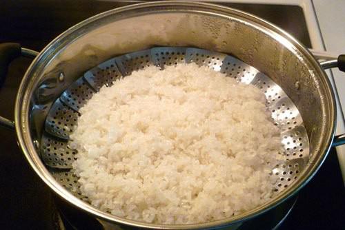 ngâm gạo đồ xôi bằng nước nóng